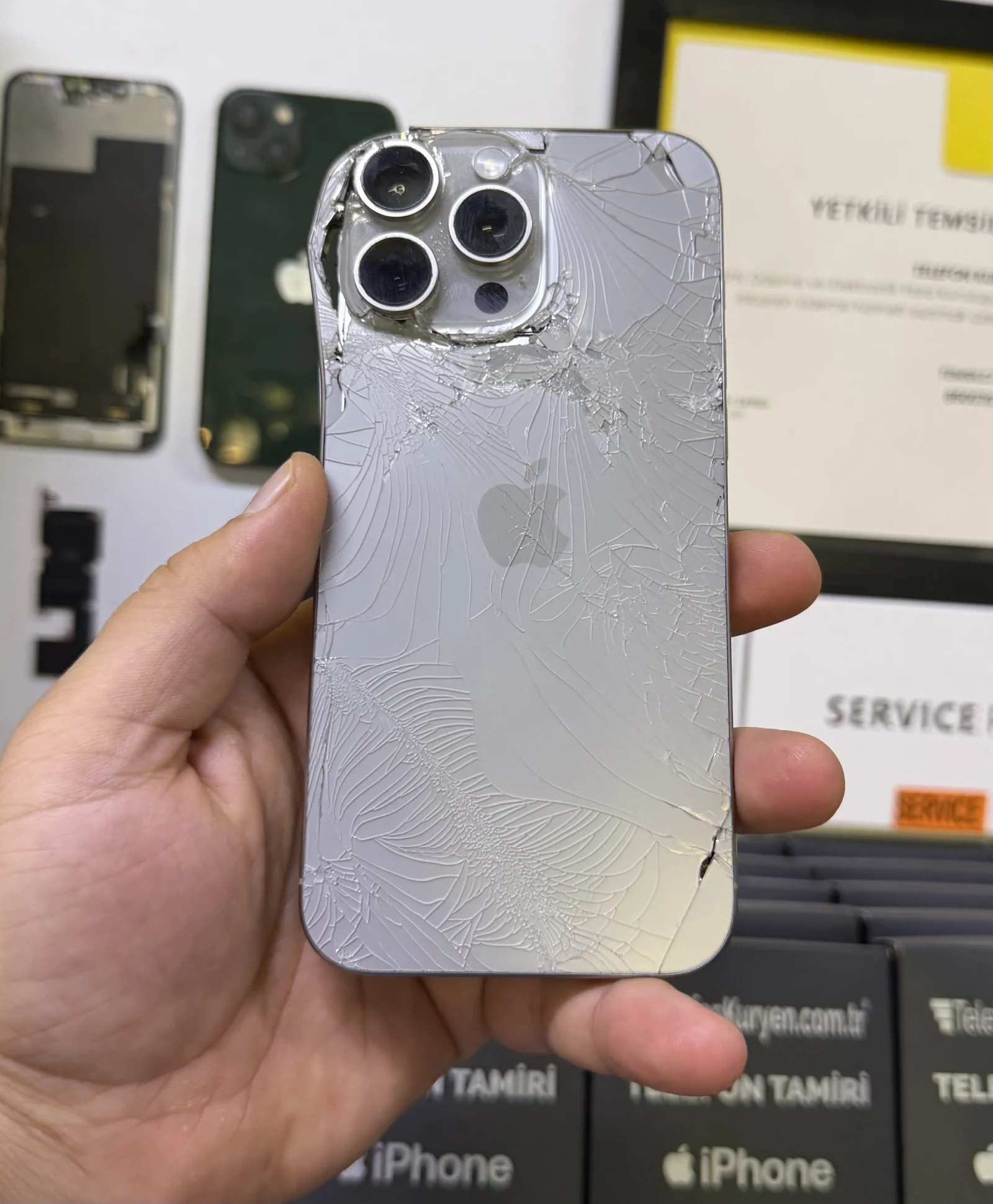 TelefonKuryen mağazasında tamir edilen bir iPhone